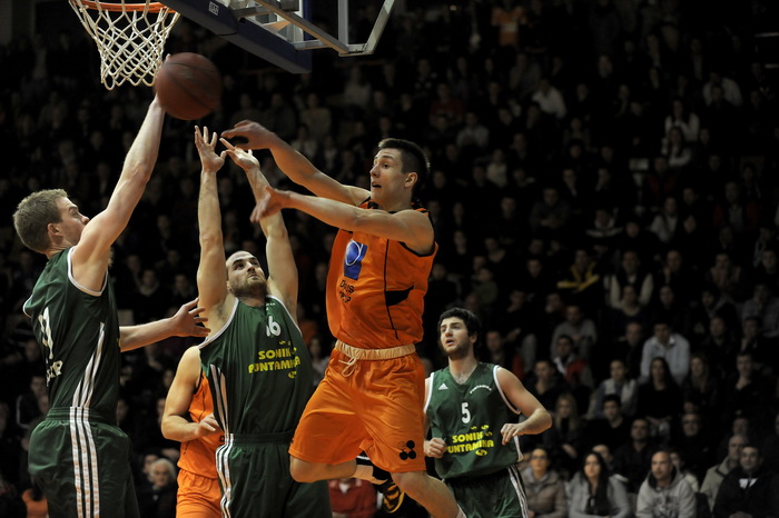 Sibenik ,170213.
Dvorana Baldekin 
Derbi utakmica izmedju GKK Sibenik i Sonik Puntamika Zadar za prvaka A2 Hrvatske kosarkaske lige Jug.
Foto: Niksa Stipanicev / CROPIX