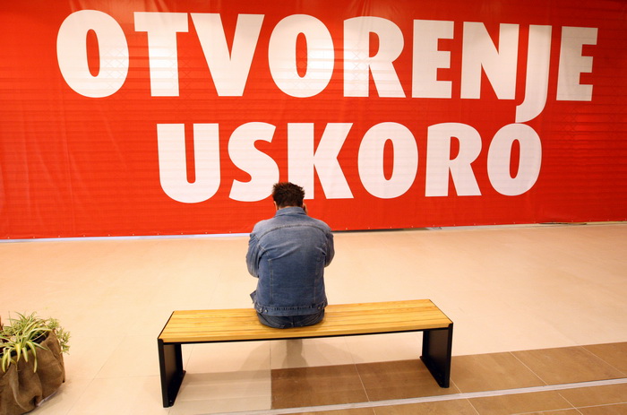 Zadar, 111110.
U zadru je  otvoren shoping centar Supernova, cije je otvaranje bilo najavljeno je za 09, pa za 14 sati, a otvoren  je malo prije 16 sati zbog tehnickog pregleda zgrade.
Na fotografiji: prvi kupci u supernovi cekaju ispred vrata.
Foto: Vlad