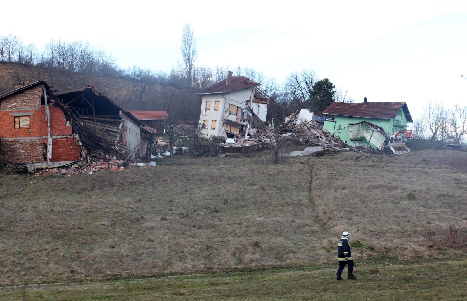 Hrvatska Kostajnica: u odronu stijene potpuno uništeno sedam kuća