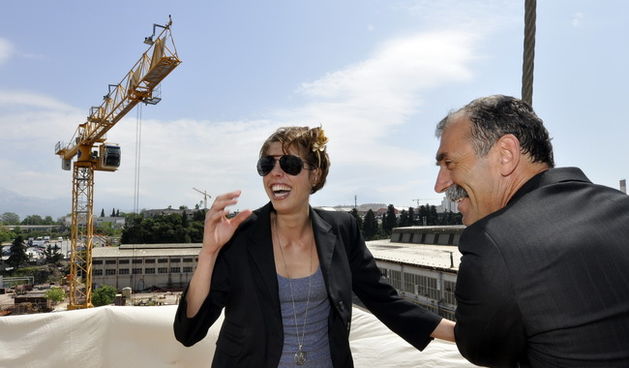 Split, 30510.
Brodosplit.
Blanka Vlasic kuma je novo izgradjenom motornom brodu Peristil za Jadroplov.
Na fotografiji: Blanka Vlasic u drustvu oca Joska.
Foto: Jadran Babic / CROPIX