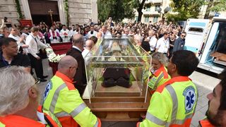 Stotine vjernika ispred crkve Gospe od zdravlja dočekalo relikviju sv. Leopolda Mandića Stotine vjernika ispred crkve Gospe od zdravlja dočekalo relikviju sv. Leopolda Mandića