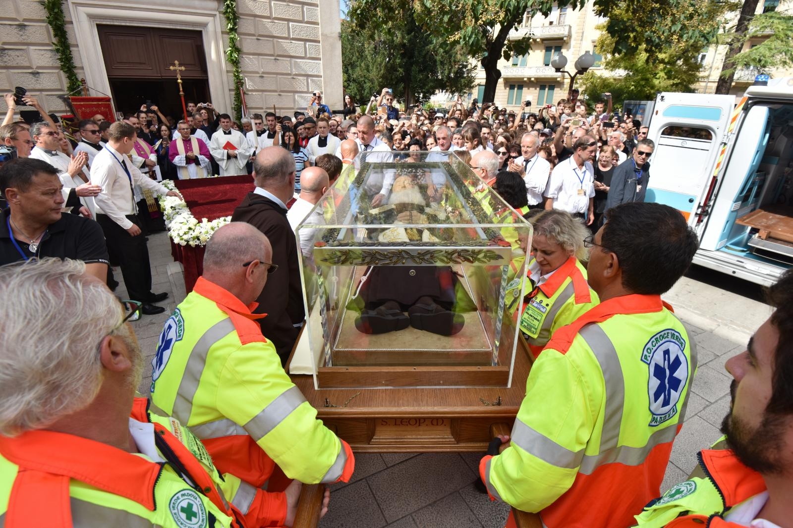 Stotine vjernika ispred crkve Gospe od zdravlja dočekalo relikviju sv. Leopolda Mandića Stotine vjernika ispred crkve Gospe od zdravlja dočekalo relikviju sv. Leopolda Mandića