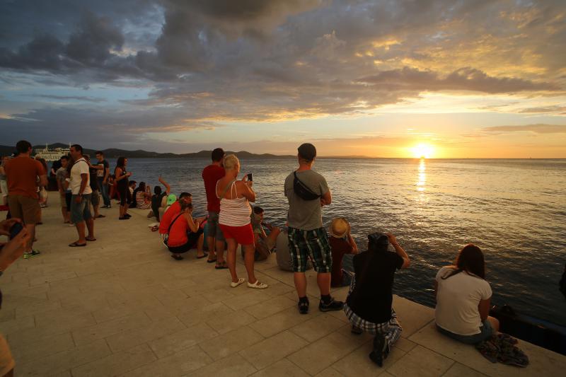 Zadrani i njihovi gosti jučer su mogli svjedociti nevjerojatnom zalasku sunca,
Photo: Filip Brala/PIXSELL Zadrani i njihovi gosti jučer su mogli svjedociti nevjerojatnom zalasku sunca,
Photo: Filip Brala/PIXSELL