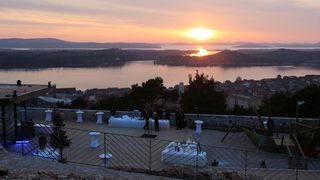 Sibenik – U noci muzeja u Sibeniku svecano je otvorena uredjena tvrdjava Barone. Cestitku za otvaranje uputio je i Jaksa Puljiz, zamjenik ministra regionalnog razvoja i fondova Europske unije. Svjetlosna igra laserskih zraka simbolicno je povezala tvrdjav Sibenik – U noci muzeja u Sibeniku svecano je otvorena uredjena tvrdjava Barone. Cestitku za otvaranje uputio je i Jaksa Puljiz, zamjenik ministra regionalnog razvoja i fondova Europske unije. Svjetlosna igra laserskih zraka simbolicno je povezala tvrdjav