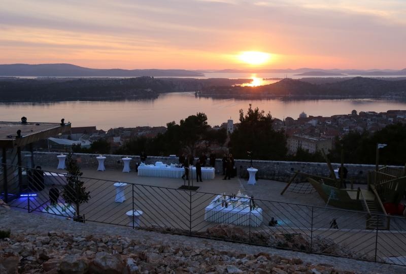 Sibenik – U noci muzeja u Sibeniku svecano je otvorena uredjena tvrdjava Barone. Cestitku za otvaranje uputio je i Jaksa Puljiz, zamjenik ministra regionalnog razvoja i fondova Europske unije. Svjetlosna igra laserskih zraka simbolicno je povezala tvrdjav Sibenik – U noci muzeja u Sibeniku svecano je otvorena uredjena tvrdjava Barone. Cestitku za otvaranje uputio je i Jaksa Puljiz, zamjenik ministra regionalnog razvoja i fondova Europske unije. Svjetlosna igra laserskih zraka simbolicno je povezala tvrdjav