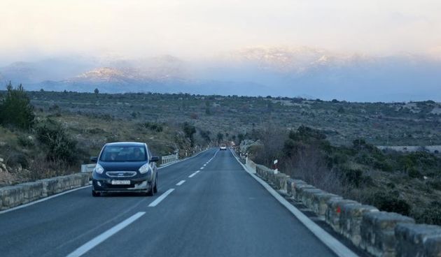 Orkanska bura podno Velebita otežava promet u većem dijelu Zadarske županije. Na refule je dostizala je udare i preko 200 km/h.  Photo: Filip Brala/PIXSELL
