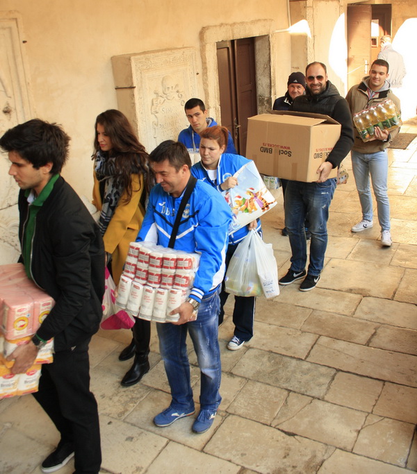 Zadarski sportaši i sportski novinari velikog srca napunili Socijalnu samoposlugu Zadarski sportaši i sportski novinari velikog srca napunili Socijalnu samoposlugu