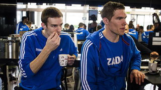 Druženje s košarkašima Zadra u Caffe baru Forum, Foto: Mia Čop Druženje s košarkašima Zadra u Caffe baru Forum, Foto: Mia Čop