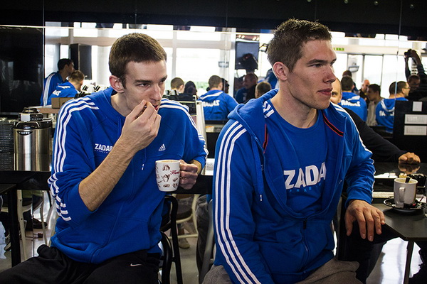 Druženje s košarkašima Zadra u Caffe baru Forum, Foto: Mia Čop Druženje s košarkašima Zadra u Caffe baru Forum, Foto: Mia Čop