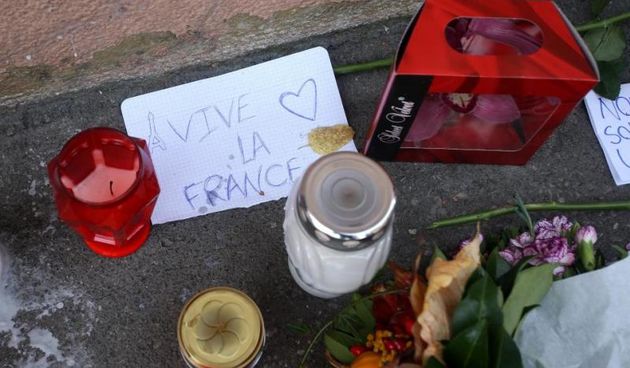 Zgareb – Gradjani Zagreba pale svijece i ostavljaju cvijece ispred francuske ambasade, u znak suosjecanja povodom sinocnjih teroristickih napada u Parizu. Photo: Igor Kralj/PIXSELL