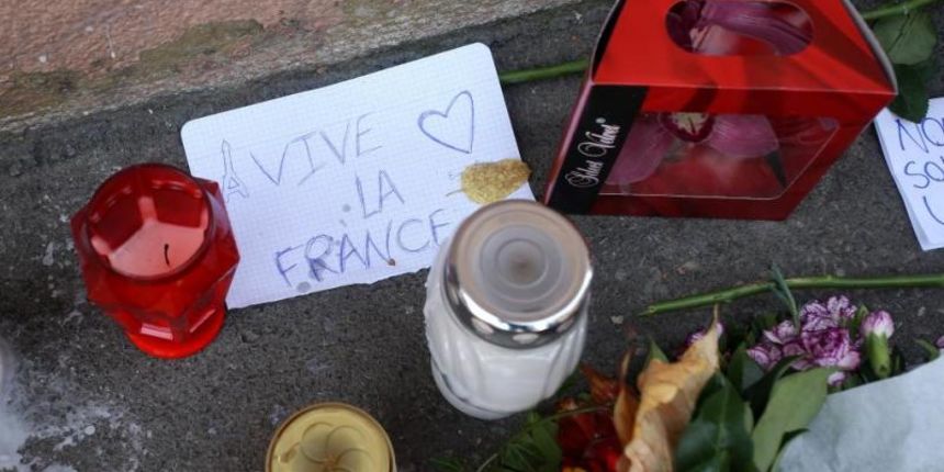 Zgareb – Gradjani Zagreba pale svijece i ostavljaju cvijece ispred francuske ambasade, u znak suosjecanja povodom sinocnjih teroristickih napada u Parizu. Photo: Igor Kralj/PIXSELL Zgareb – Gradjani Zagreba pale svijece i ostavljaju cvijece ispred francuske ambasade, u znak suosjecanja povodom sinocnjih teroristickih napada u Parizu. Photo: Igor Kralj/PIXSELL