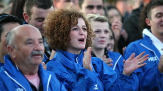 Zadar, 261111.
Parlamentarni izbori 2011.
Predsjednica HDZ-a Jadranka Kosor danas se u Skabrnji kod spomen-obiljezja poklonila vojnim i civilnim zrtvama Domovinskog rata, a potom je na Trgu dr. Franje Tudjmana odrzala predizborni govor i druzila se sa gra Zadar, 261111.
Parlamentarni izbori 2011.
Predsjednica HDZ-a Jadranka Kosor danas se u Skabrnji kod spomen-obiljezja poklonila vojnim i civilnim zrtvama Domovinskog rata, a potom je na Trgu dr. Franje Tudjmana odrzala predizborni govor i druzila se sa gra