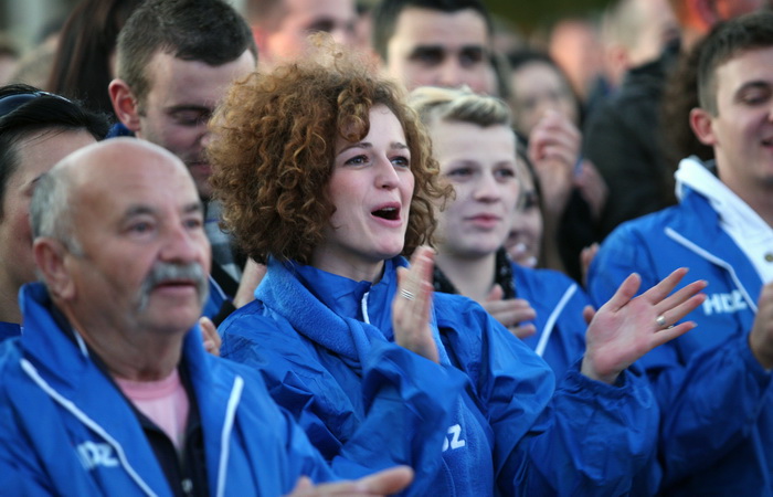 Zadar, 261111.
Parlamentarni izbori 2011.
Predsjednica HDZ-a Jadranka Kosor danas se u Skabrnji kod spomen-obiljezja poklonila vojnim i civilnim zrtvama Domovinskog rata, a potom je na Trgu dr. Franje Tudjmana odrzala predizborni govor i druzila se sa gra Zadar, 261111.
Parlamentarni izbori 2011.
Predsjednica HDZ-a Jadranka Kosor danas se u Skabrnji kod spomen-obiljezja poklonila vojnim i civilnim zrtvama Domovinskog rata, a potom je na Trgu dr. Franje Tudjmana odrzala predizborni govor i druzila se sa gra
