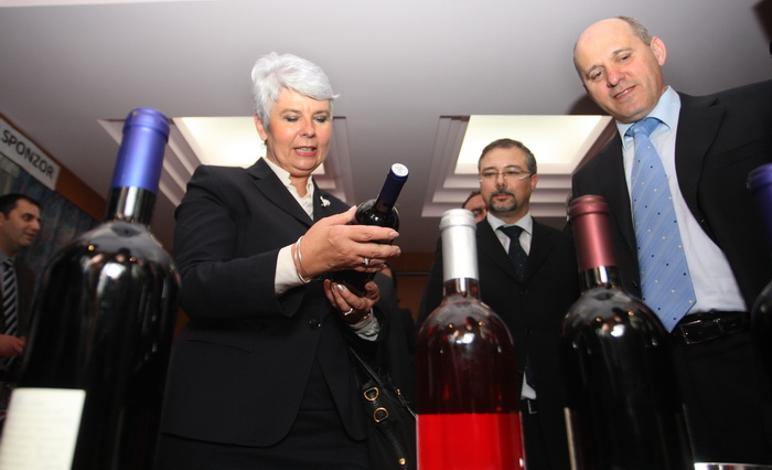 Zadar, 031111. 
Hotel Kolovare.
Predsjednica Vlade RH  Jadranka Kosor u drustvu svojih ministara Bozidara Kalmete, Petra Cobankovica, Jasena Mesica i Branka Bacica otvorila je 21. medjunarodnu manifestaciju vinogradara i vinara Sabatina 2011.
Na slici: Ja