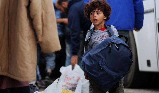 Suprotno najavama, granicni prijelaz s Madjarskom u Baranjskom Petrovom selu zasad nije zatvoren za izbjeglice. Iza 15 sati stiglo je novih 10 autobusa s izbjeglicama, a Madjari ih propustaju da udju u zemlju. Photo: Marko Mrkonjic/PIXSEL