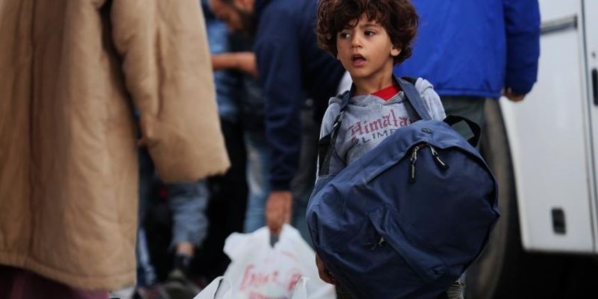 Suprotno najavama, granicni prijelaz s Madjarskom u Baranjskom Petrovom selu zasad nije zatvoren za izbjeglice. Iza 15 sati stiglo je novih 10 autobusa s izbjeglicama, a Madjari ih propustaju da udju u zemlju. Photo: Marko Mrkonjic/PIXSEL