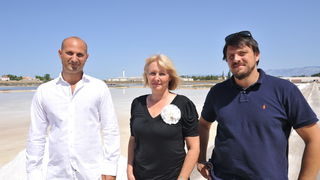 Danas je u Ninu održana berba Cvijeta soli u kojoj su sudjelovali Mate Janković, poznati hrvatski chef, Damir Oštrić, direktor Solane Nin i Marija Dejanović, direktorica Turističke zajednice grada Nina