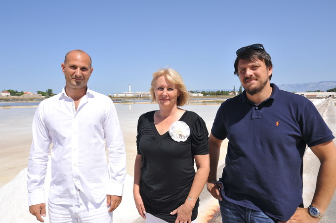 Danas je u Ninu održana berba Cvijeta soli u kojoj su sudjelovali Mate Janković, poznati hrvatski chef, Damir Oštrić, direktor Solane Nin i Marija Dejanović, direktorica Turističke zajednice grada Nina