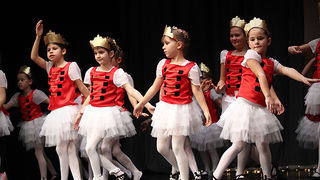 “Plesna čestitka” (foto:Saša Čuka)