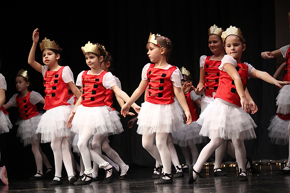 “Plesna čestitka” (foto:Saša Čuka)