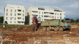U ulici Ive Masine (Mjesni odbor Crvene kuce) gradonacelnik Bozidar Kalmeta sa suradnicima polozio je kamen temeljac. Time je svecano obiljezeni pocetak gradnje socijalnih stanova po modelu programa POS. Photo: Dino Stanin/PIXSELL