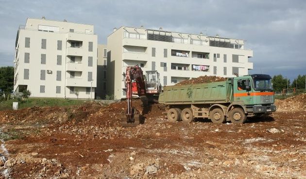 U ulici Ive Masine (Mjesni odbor Crvene kuce) gradonacelnik Bozidar Kalmeta sa suradnicima polozio je kamen temeljac. Time je svecano obiljezeni pocetak gradnje socijalnih stanova po modelu programa POS. Photo: Dino Stanin/PIXSELL