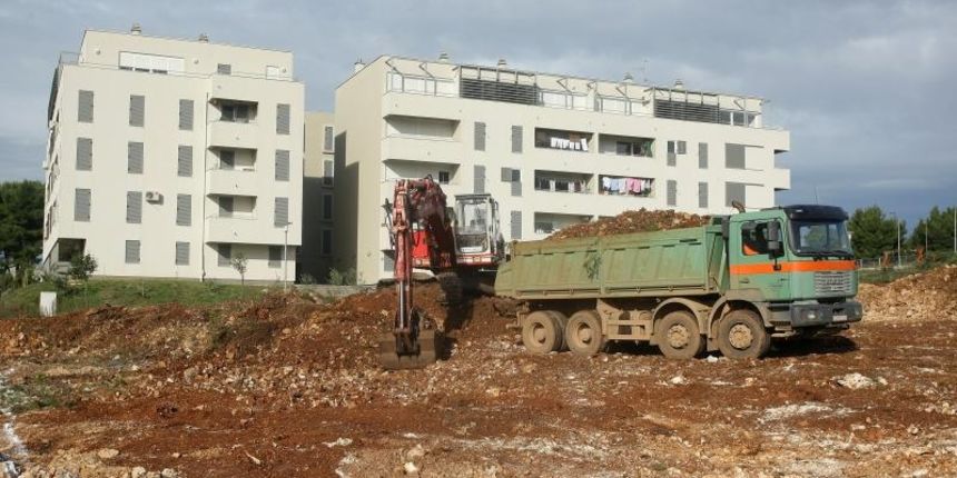 U ulici Ive Masine (Mjesni odbor Crvene kuce) gradonacelnik Bozidar Kalmeta sa suradnicima polozio je kamen temeljac. Time je svecano obiljezeni pocetak gradnje socijalnih stanova po modelu programa POS. Photo: Dino Stanin/PIXSELL
