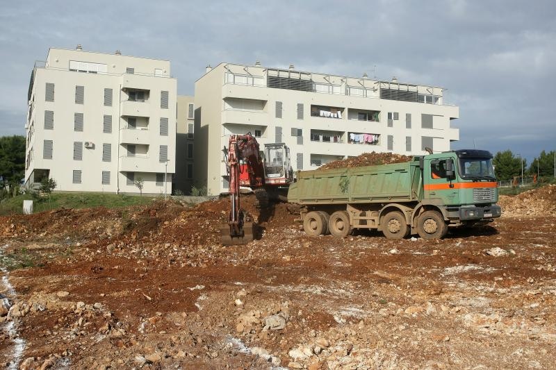 U ulici Ive Masine (Mjesni odbor Crvene kuce) gradonacelnik Bozidar Kalmeta sa suradnicima polozio je kamen temeljac. Time je svecano obiljezeni pocetak gradnje socijalnih stanova po modelu programa POS. Photo: Dino Stanin/PIXSELL
