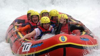 Peta Hrvatska rafting regata Zrmanja 2010, koja se odrzala na raftig stazi od Mlina Zegarskih do Muskovaca, i ove je godin humanitarnog karaktera, a dio prikupljenih sredstava i prihod od humanitarne aukcije slika ide za Djecji vrtic za djecu s teskocama
