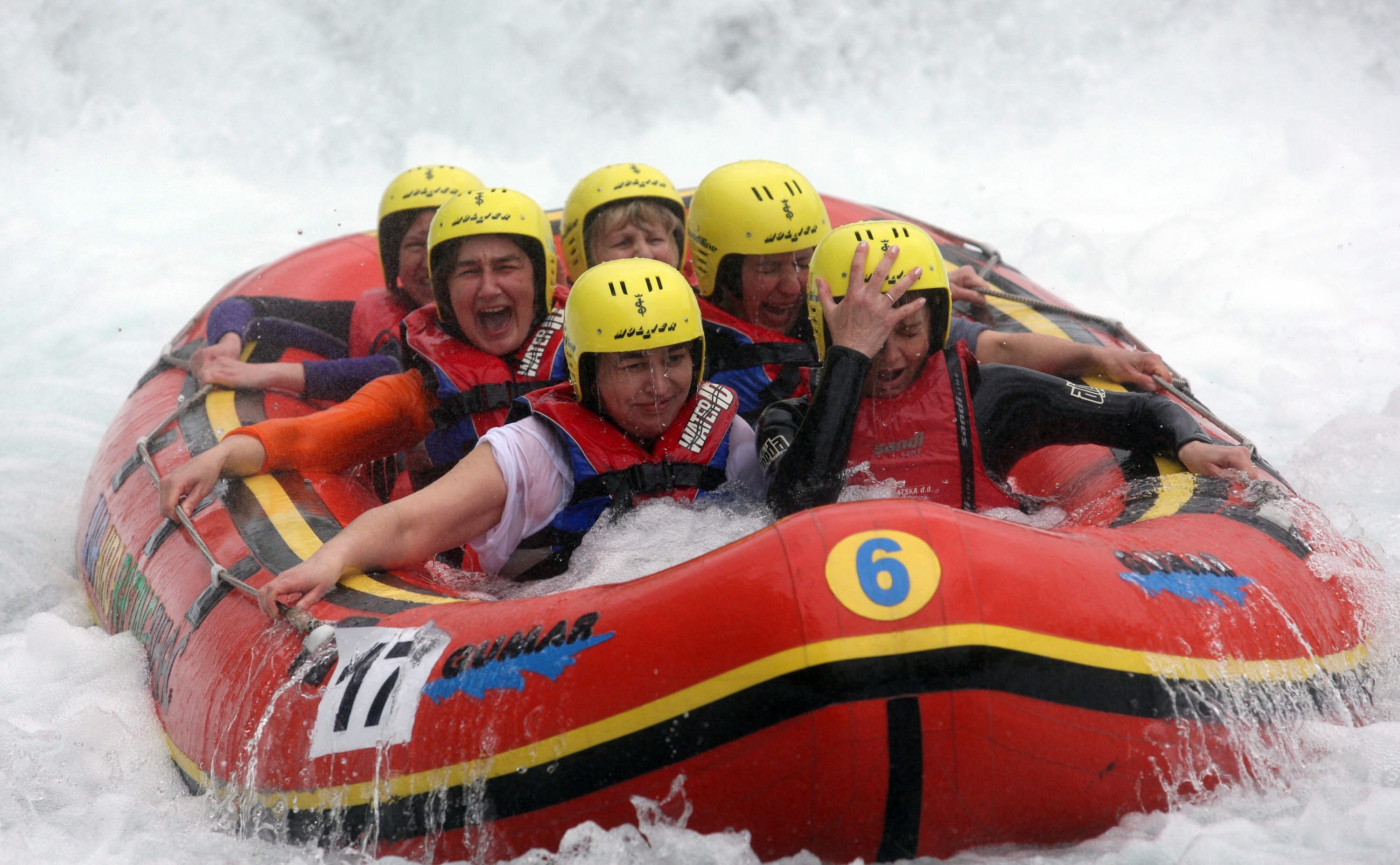 Peta Hrvatska rafting regata Zrmanja 2010, koja se odrzala na raftig stazi od Mlina Zegarskih do Muskovaca, i ove je godin humanitarnog karaktera, a dio prikupljenih sredstava i prihod od humanitarne aukcije slika ide za Djecji vrtic za djecu s teskocama