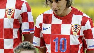 Klagenfurt, 190510.
Prijateljska nogometna utakmica na stadionu Hypo Group Arena izmedju reprezentacija Austrije i Hrvatske.
Na slici: Luka Modric, pokraj klinac koji zijeva.
Foto: Drago Sopta / CROPIX