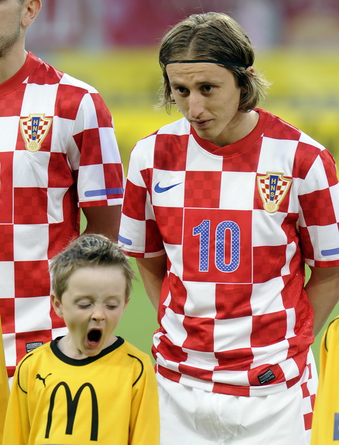 Klagenfurt, 190510.
Prijateljska nogometna utakmica na stadionu Hypo Group Arena izmedju reprezentacija Austrije i Hrvatske.
Na slici: Luka Modric, pokraj klinac koji zijeva.
Foto: Drago Sopta / CROPIX