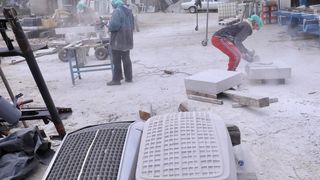 Mladi europski kipari stigli u Imotski, punom parom rade spomenik kultnom Mercedesu Mladi europski kipari stigli u Imotski, punom parom rade spomenik kultnom Mercedesu