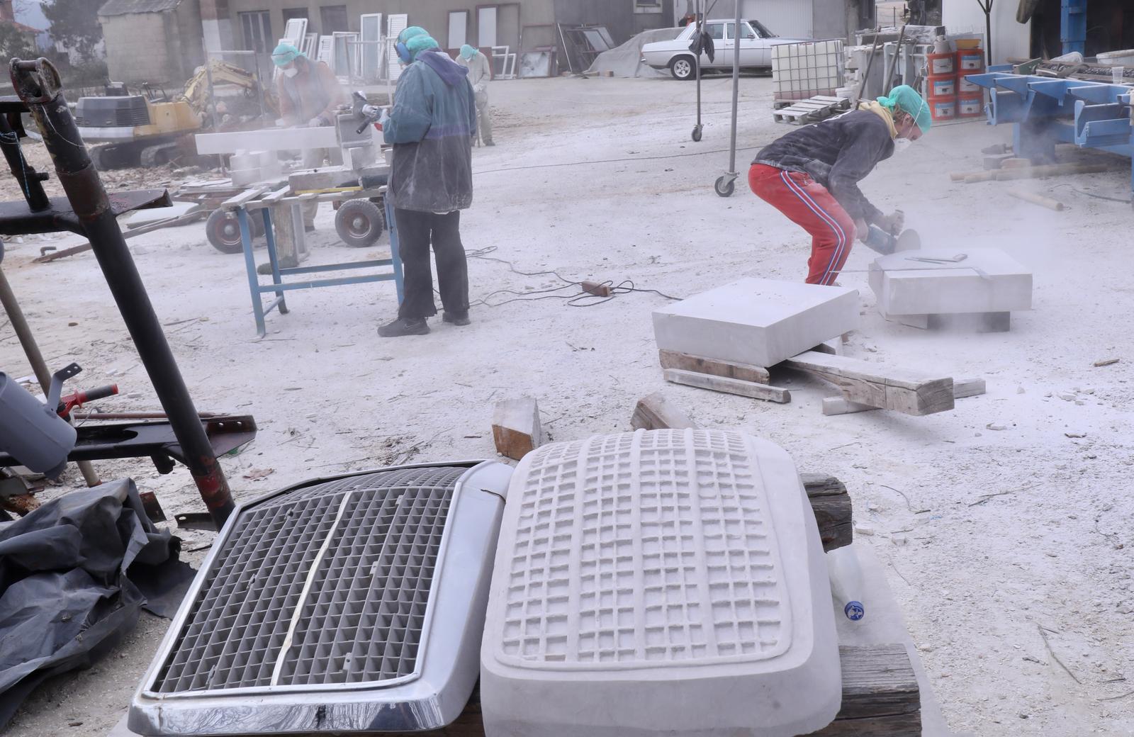 Mladi europski kipari stigli u Imotski, punom parom rade spomenik kultnom Mercedesu Mladi europski kipari stigli u Imotski, punom parom rade spomenik kultnom Mercedesu