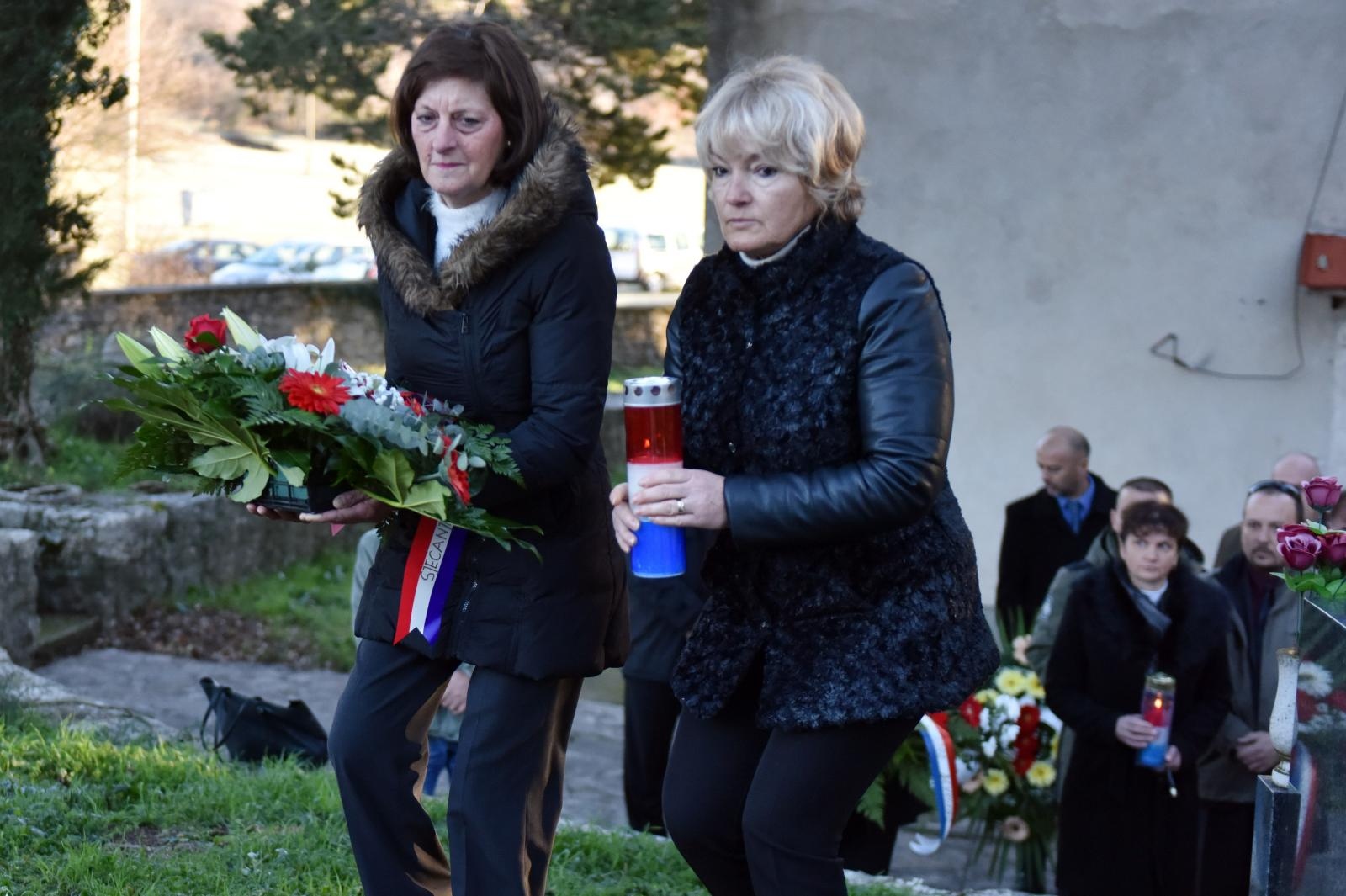 Ervenik: Obilježena 26. godišnjica stradanja obitelji Čengić