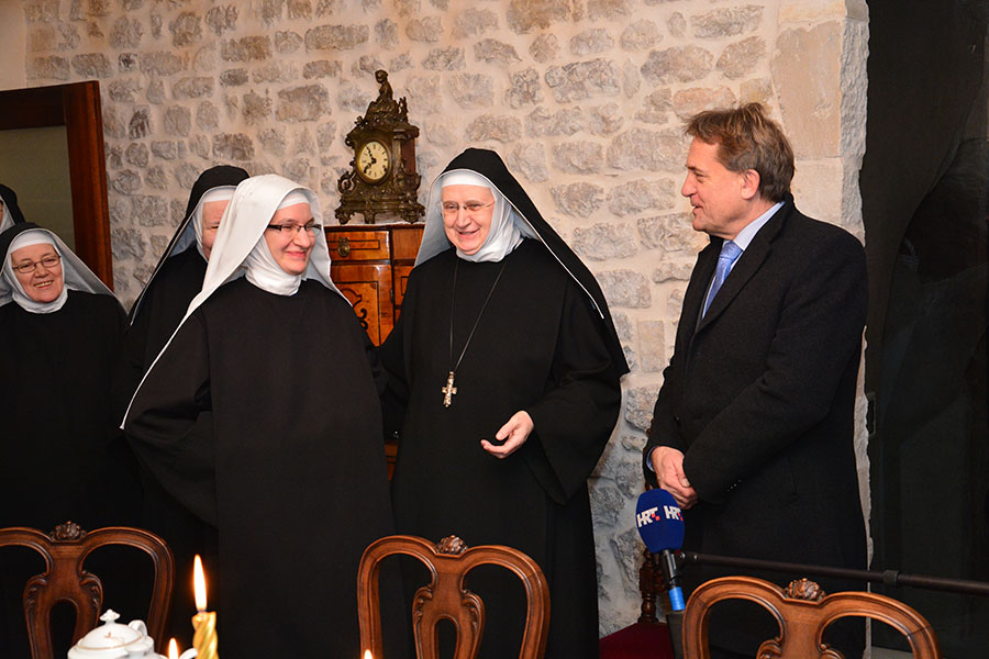 Gradonačelnik Kalmeta posjetio benediktinke; foto Iva Perinčić Gradonačelnik Kalmeta posjetio benediktinke; foto Iva Perinčić