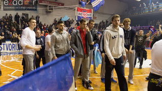 Humanitarno gledanje utakmice Zadar-Cibona (85-84) u Jazinama Humanitarno gledanje utakmice Zadar-Cibona (85-84) u Jazinama