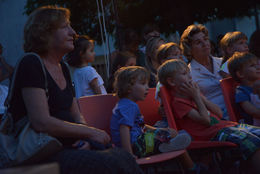 Ružno pače u izvedbi Dragon Teatra Ružno pače u izvedbi Dragon Teatra