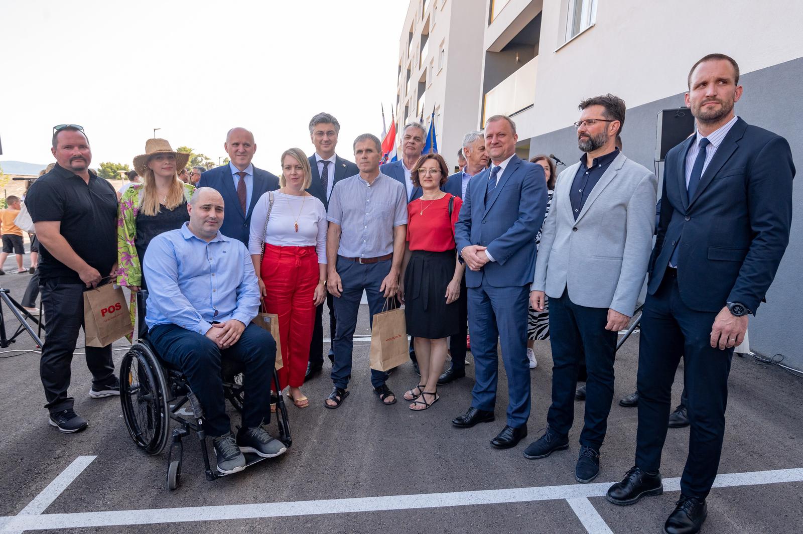 Premijer Plenković sudjelovao na svečanosti primopredaje ključeva POS-ovih stanova Premijer Plenković sudjelovao na svečanosti primopredaje ključeva POS-ovih stanova