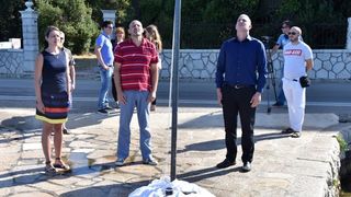 Zadar: Akcija mladih podigla hrvatsku zastavu u znak prosvjeda protiv uzurpacije mora i obale