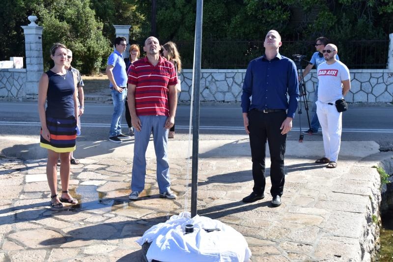 Zadar: Akcija mladih podigla hrvatsku zastavu u znak prosvjeda protiv uzurpacije mora i obale