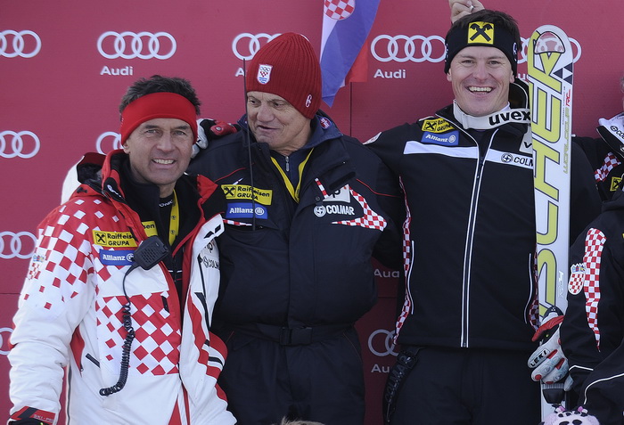 Kitzbuhel, 210111.
Fis Audi World Cup, Svjetski skijaski kup u Kitzbuhelu utrka Super G.
Na slici: Ivica Kostelic pobjednik Super G, na postolju sa serviserom Matej Cujes i tata Ante Kostelic.
Foto: Drago Sopta / CROPIX Kitzbuhel, 210111.
Fis Audi World Cup, Svjetski skijaski kup u Kitzbuhelu utrka Super G.
Na slici: Ivica Kostelic pobjednik Super G, na postolju sa serviserom Matej Cujes i tata Ante Kostelic.
Foto: Drago Sopta / CROPIX