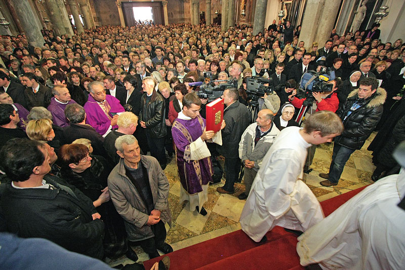 Posljednji ispraćaj nadbiskupa Ivana Prenđe (foto: Marin Gospić)