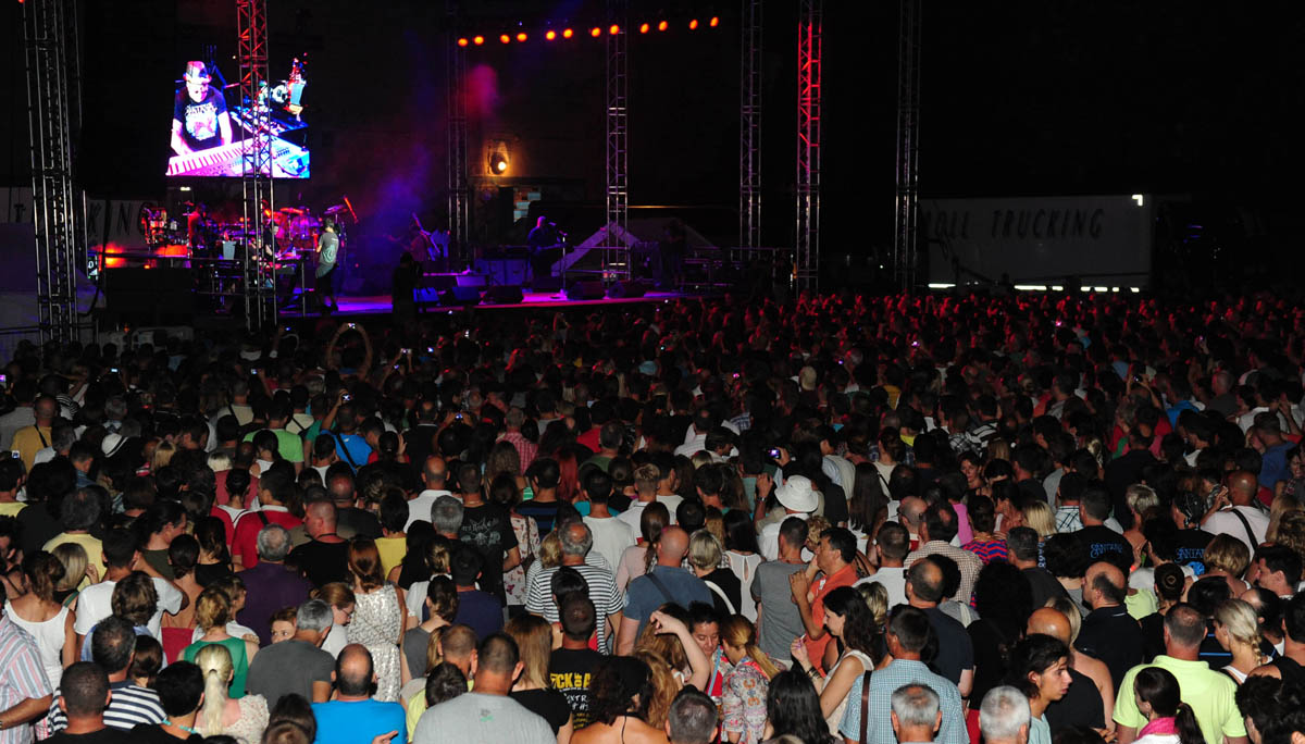 Zadar, 29.07.2013. snimio: Nenad Marčev 
Koncert Carlos Santana 
Prostor pored dvorane u Jazinama