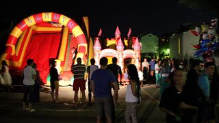 Na Stanovima se Kraljica mira slavi već preko 20 godina, a sinoćnjim misnim slavljem, procesijom i kasnije koncertom na školskom igralištu Stanarci su proslavili još jednu feštu. Koncert su održali grupa Dalmatico i Ivica Sikirić Ićo, foto: I. Perinčić Na Stanovima se Kraljica mira slavi već preko 20 godina, a sinoćnjim misnim slavljem, procesijom i kasnije koncertom na školskom igralištu Stanarci su proslavili još jednu feštu. Koncert su održali grupa Dalmatico i Ivica Sikirić Ićo, foto: I. Perinčić