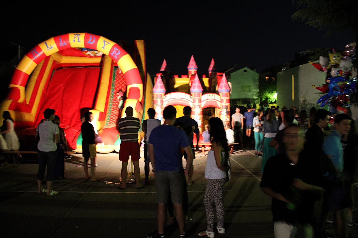 Na Stanovima se Kraljica mira slavi već preko 20 godina, a sinoćnjim misnim slavljem, procesijom i kasnije koncertom na školskom igralištu Stanarci su proslavili još jednu feštu. Koncert su održali grupa Dalmatico i Ivica Sikirić Ićo, foto: I. Perinčić Na Stanovima se Kraljica mira slavi već preko 20 godina, a sinoćnjim misnim slavljem, procesijom i kasnije koncertom na školskom igralištu Stanarci su proslavili još jednu feštu. Koncert su održali grupa Dalmatico i Ivica Sikirić Ićo, foto: I. Perinčić