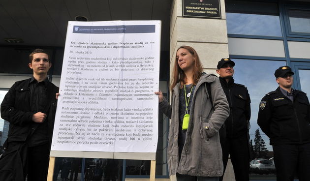 Zagreb, 121011.
Prosvjed studenata Filozofskog fakulteta i Fakulteta politickih znanosti zbog naplate skolarina ispred Ministarstva znanosti pod nazivom Obecanje ludom Radovane. Najavljen je novi prosvjed za petak 14.10.2011.
Foto: Bruno Konjevic / CROPIX