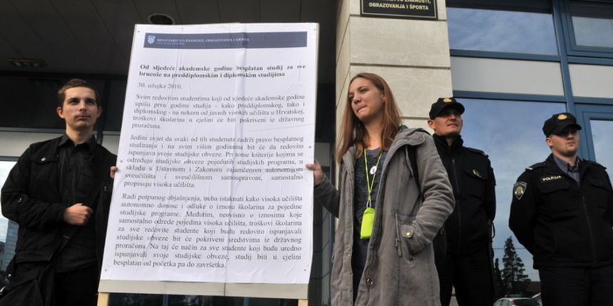 Zagreb, 121011.
Prosvjed studenata Filozofskog fakulteta i Fakulteta politickih znanosti zbog naplate skolarina ispred Ministarstva znanosti pod nazivom Obecanje ludom Radovane. Najavljen je novi prosvjed za petak 14.10.2011.
Foto: Bruno Konjevic / CROPIX
