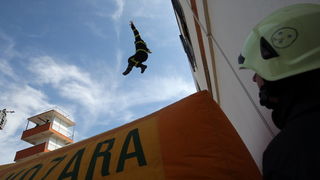 Zadar, 040511.
Povodom Dana vatrogasaca zadarski su vatrogasci izveli vjezbu gasenja pozara.
Na slici: detalj s vjezbe.
Foto: Vladimir Ivanov / Cropix