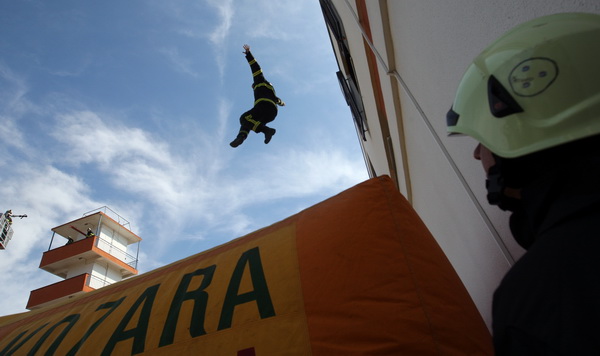Zadar, 040511.
Povodom Dana vatrogasaca zadarski su vatrogasci izveli vjezbu gasenja pozara.
Na slici: detalj s vjezbe.
Foto: Vladimir Ivanov / Cropix
